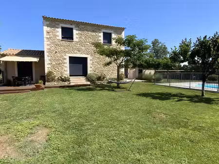 bastide récente dans village tous commerces.