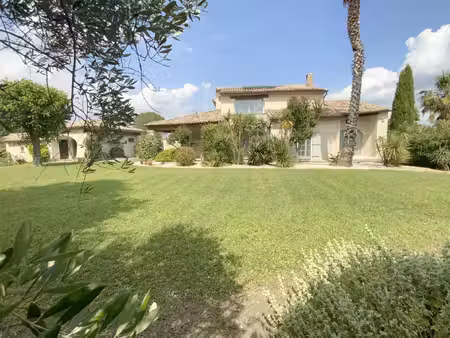 très belle villa dans un village avec commerces sur un terrain de 3500 m2.