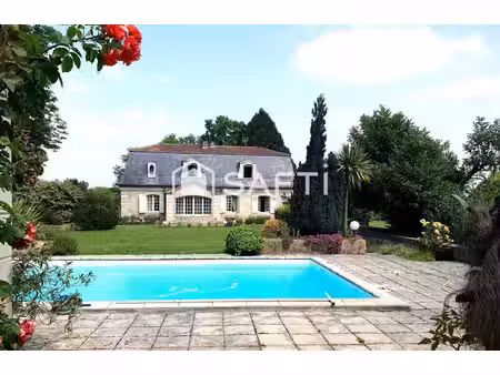 maison de maître  piscine et dépendances...