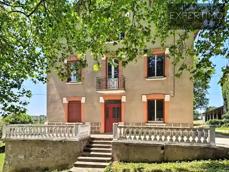propriété de caractère isolee avec 8 hectares et grandes dépendances aveyron
