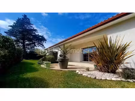 maison spacieuse et confortable avec piscine entre le bourg et bourgenay !