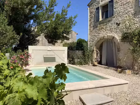 maison de village en pierre avec terrain et piscine.