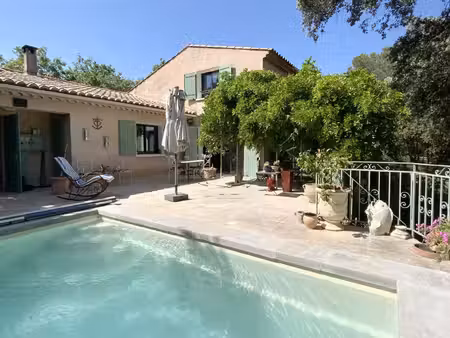 villa de 175 m2 entourée de nature sur un terrain de 4900 m2.