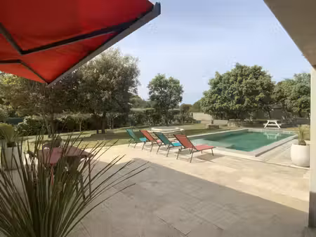 villa de plain pied sur beau terrain arboré avec piscine.