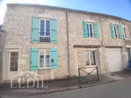 maison de village spacieuse avec garage et cour à pied des commodités