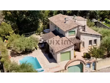 deux t3 indépendants avec jardin  piscine et garages fort potentiel locatif