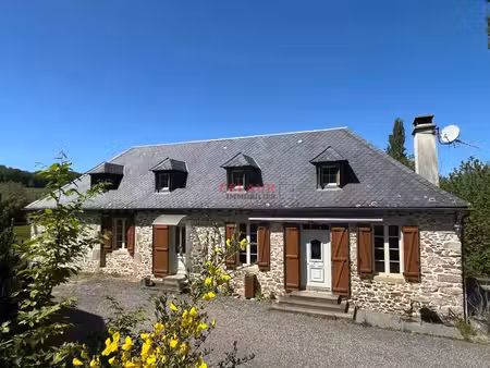 maison de caractère en pierre avec grange et terrain