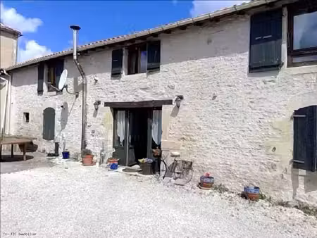 deux maisons avec 3 et 4 chambres situées dans un charmant village de campagne