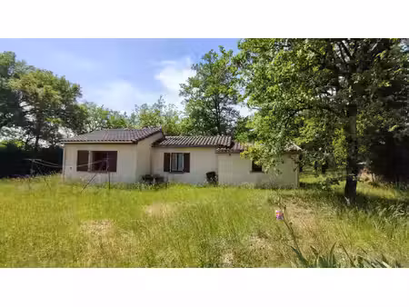 maison contemporaine des années 80  avec un terrain clôturé de 3214 m2