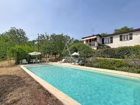 maison familiale de 3 chambres avec piscine  jolie vue dégagée et 5 766m² de terrain.