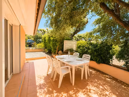 domaine des maurels à bormes-les-mimosas : 2 habitations avec terrasses sur parcelle de 35