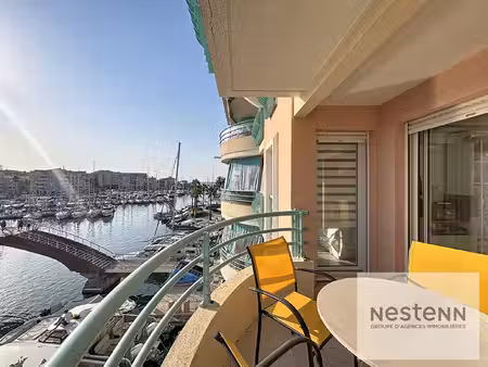 port frejus - t2 étage élevé entièrement rénové avec vue port et mer lumineux belle terras