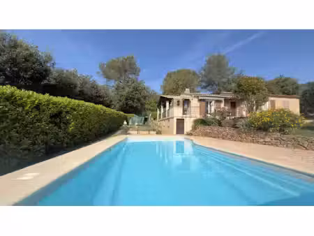 vallbone villa 4 pieces avec une piscine