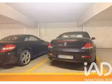 parking à paris (75008)