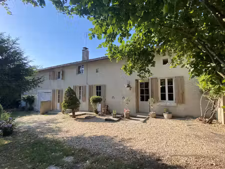 charmante maison de village près de chalais  sud charente