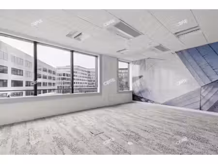 location local professionnel 832m²