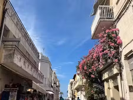 à deux pas du port et de la plage  local 14 m² -a vendre -le grau du roi