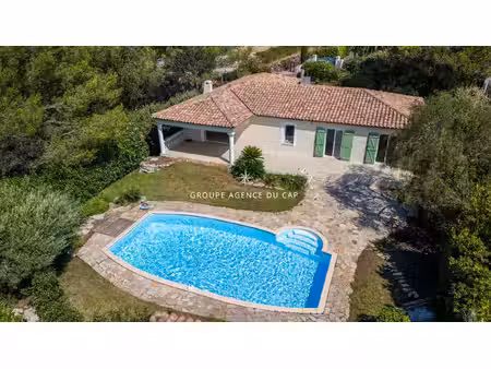 villa de plain pied de type 6 pièces avec garage et piscine.