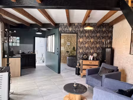 charmante maison de ville en pierre sans exterieur  avec stationnement facile