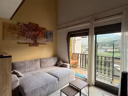 triplex  environnement très calme  à 5 minutes de toutes les commodités