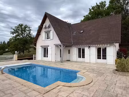 villa avec piscine et parc arboré