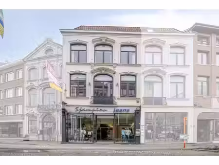 propriété commerciale unique  appartement et entrepôt à vend
