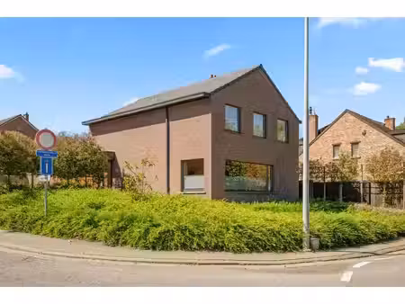 maison clé en main  économe en énergie avec piscine