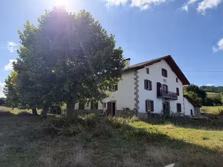 corps de ferme bas navarrais du 19ième sur terrain de 4937 m