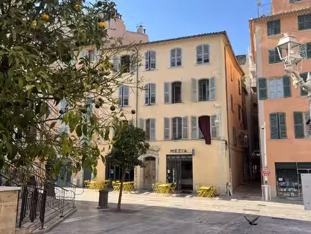 toulon  place des halles  très bel immeuble rénové