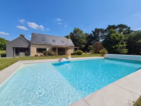ploneour-lanvern - longère de caractère rénovée avec piscine et dépendances (a vendre)