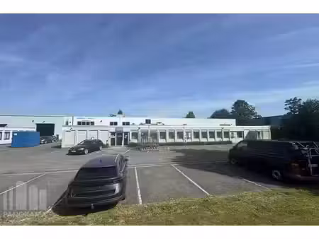 1.573 m² d’entrepôt + 544 m² de bureaux en emplacement pr...