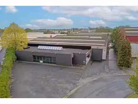 bedrijfsgebouw met magazijn 1.888m² en kantoor 323 m² te ...