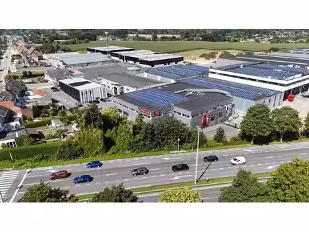 gelijkvloerse handelsruimte van 1.717 m² met topligging l...