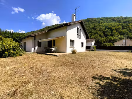 maison individuelle et garage sur terrain clos