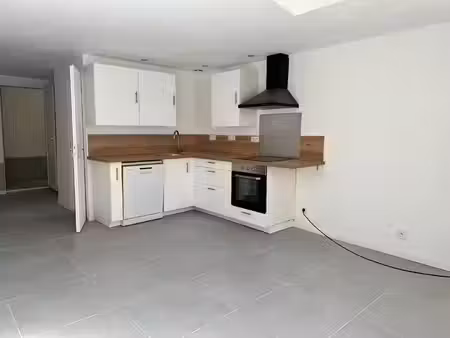 location appartement 3 pièces 76 m² à la roquebrussanne (83136)