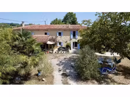 belle longère en pierre avec gîte