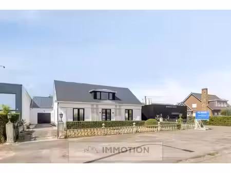 bedrijfspand met woning en loods.