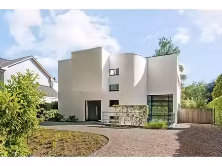 architecture intemporelle dans un emplacement résidentiel e