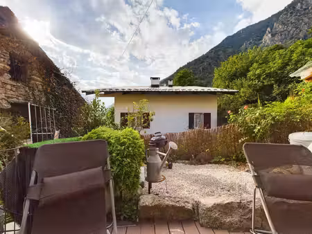 maison de village avec terrasses et balcons isola