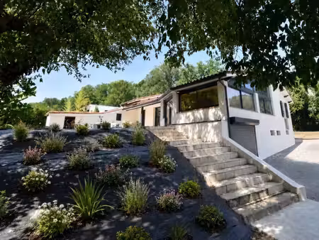 exclusivité - maison atypique rénovée – 5 chambres – sous-sol complet – environnement priv