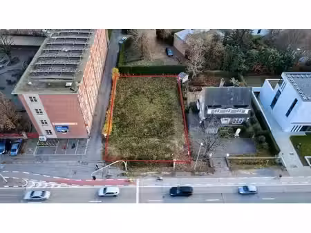 terrain à bâtir commercialement situé pour la vente d'un im