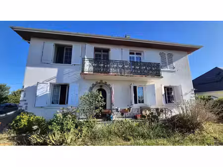 bénéjacq  a vendre  immeuble de 170 m² avec deux logements et deux garages sur une parcell