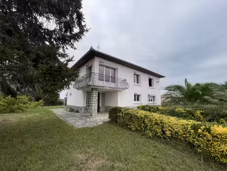 maison sur deux niveaux avec jardin sur béhasque-lapiste