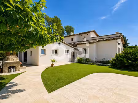double garage - hyper calme - grand terrain plat - piscine - pool house