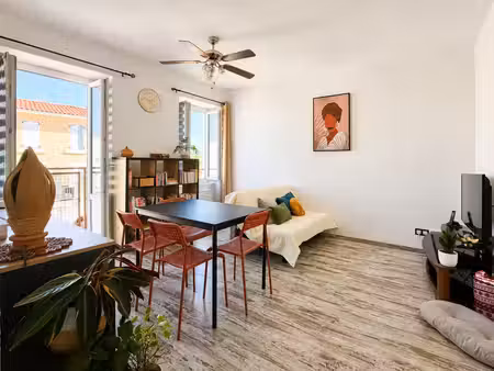 t2 rénové avec balcon – centre-ville de ceyrat