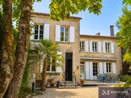 maison bourgeoise avec parc et piscine en coeur de ville