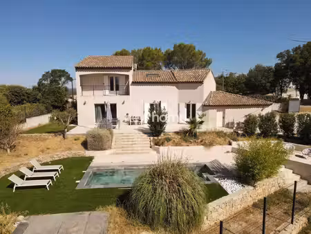 villa moderne dans un quartier calme au thoronet