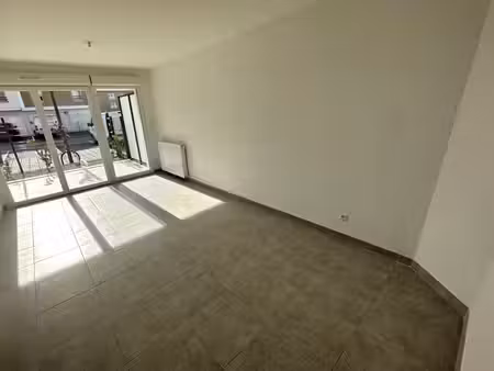 t2 avec terrasse et parking à monteux