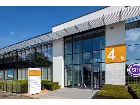 229 m² de bureaux baignés de lumière le long de la très a...