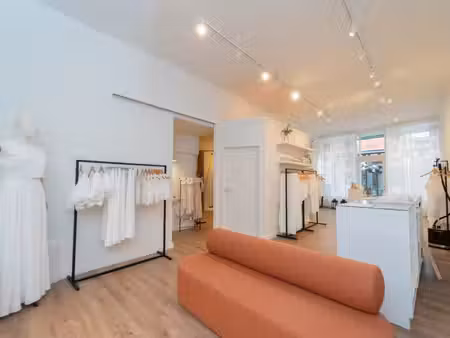 charmante handelszaak (128 m²) op topligging palend aan d...